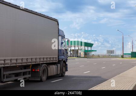 Ein Lastkraftwagen fährt an der weißrussisch-polnischen Grenze vorbei. Der Lkw wartet auf die Grenzüberquerung. Stockfoto