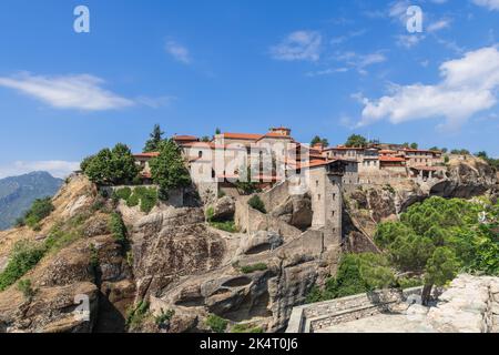Panoramablick über den größten religiösen Komplex in Meteora - großes Meteoron oder das Heilige Kloster der Verklärung Christi. Meteora, Griechenland Stockfoto