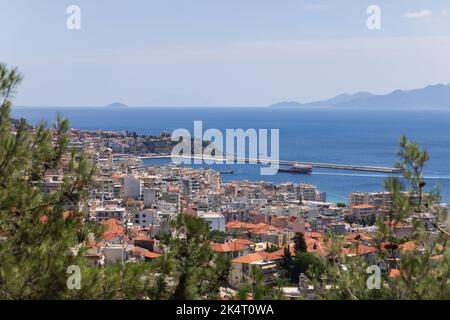 Der Fähranleger der historischen Stadt Kavala erhält Fähren aus allen Teilen der griechischen Küste, erbaut auf Ruinen des alten Hafens, die noch erhalten sind Stockfoto