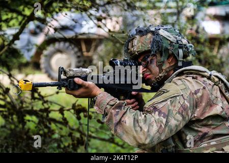 Hohenfels, Bayern, Deutschland. 13. September 2022. US-Soldat, der der Infanterie-Brigade 173. Combat Team-Airborne (173. IBCT ABN) zugewiesen wurde, scannt während der Übung Sabre Junction 22 im Hohenfels Training Area, Joint Multinary Readiness Center (JMRC) in Hohenfels, Deutschland, 13. September 2022. Sabre Junction 22 ist eine multinationale Rotationsübung, bei der die Bereitschaft der 173. Airborne Brigade der US-Armee bewertet wird, einheitliche Landoperationen in einer gemeinsamen, kombinierten Umgebung durchzuführen und die Interoperabilität mit mehr als 4.500 Teilnehmern aus den USA und den Alliierten A zu fördern Stockfoto