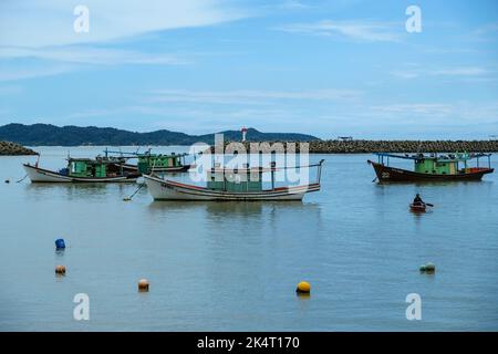 Marang, Malaysia - 2022. Oktober: Fischerboote auf dem Marang River am 1. Oktober 2022 in Marang, Malaysia. Stockfoto