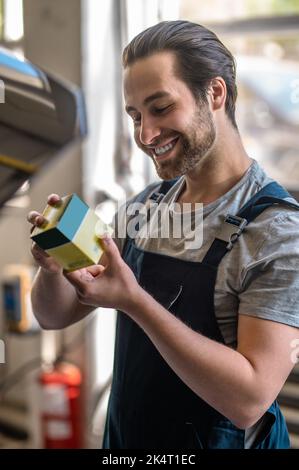 Fröhliche Auto-Werkstatt Arbeiter am Arbeitsplatz Stockfoto