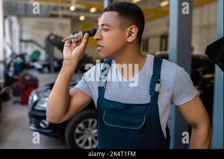 Konzentrierter Kundendienstmitarbeiter überprüft eine neue Komponente Stockfoto