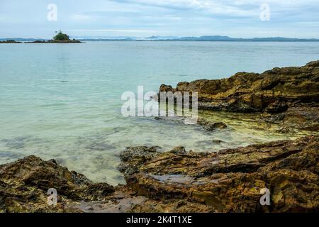 Blick auf einen Strand auf der Insel Kapas im Bezirk Marang in Malaysia. Stockfoto