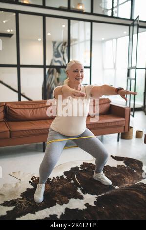 Fröhliche Frau macht das Unterkörper-Workout Stockfoto