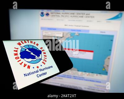 Handy mit Logo der US-NWS Division National WindsureCenter (NHC) auf dem Bildschirm vor der Website. Konzentrieren Sie sich auf die Mitte rechts des Telefondisplays. Stockfoto