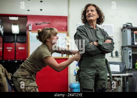 Militärflugplatz Kadena, Okinawa, Japan. 26. September 2022. Dr. Victoria Coleman, rechts, Chefwissenschaftlerin der Luftwaffe, erhält ihren G-Anzug von der Senior Airman Sarah Grabowski, links, 18. Operations Support Squadron Aircrew Flight Equipment Geselle, auf dem Kadena Air Base, Japan, 26. September 2022. Dr. Coleman fungiert als wissenschaftlicher Berater des Sekretärs der Luftwaffe, als Stabschef der Luftwaffe und als Leiter des Raumfahrtbetriebs und liefert Bewertungen zu einer Vielzahl von wissenschaftlichen und technischen Fragen, die die Mission der Abteilungen betreffen. (Bild: © US Air Force/ZUMA Press Wire Service/ZUMAP Stockfoto