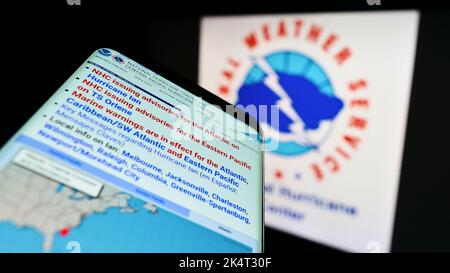 Mobiltelefon mit Website der US-amerikanischen NWS-Division National Windhals Center (NHC) auf dem Bildschirm vor dem Logo. Konzentrieren Sie sich auf die obere linke Seite des Telefondisplays. Stockfoto