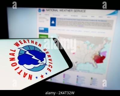 Smartphone mit Logo der amerikanischen Agentur National Weather Service (NWS) auf dem Bildschirm vor der Website. Konzentrieren Sie sich auf die Mitte rechts des Telefondisplays. Stockfoto