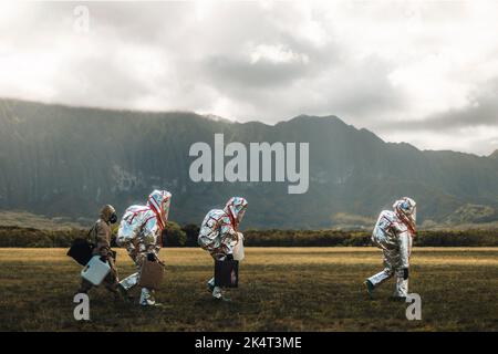 21. September 2022 - Marine Corps Base Hawaii, Hawaii, USA - Sprengstoffentsorgungstechniker des U.S. Marine Corps mit 3D Littoral Logistics Bataillon, 3D Marine Littoral Regiment, 3D Marine Division, Spaziergang zu einem Chemiewaffenstandort während einer gemeinsamen EOD-Übung im Marine Corps Training Area Bellows, Hawaii, 21. September, 2022. EOD-Techniker rund um die gemeinsame Truppe führten eine einwöchige gemeinsame Service-Level-Übung durch, bei der sich die Servicemitarbeiter unter Einsatz experimenteller Technologien zusammengeschlossen integrierten, ausübten und miteinander konkurrierten. Die Ausbildung zeigte Fortschritte in der US Marine C Stockfoto