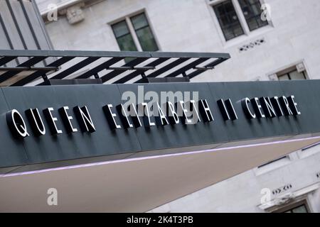 Schild des Queen Elizabeth II Centre am 5.. September 2022 in London, Großbritannien. Das Queen Elizabeth II Center ist eine Konferenzeinrichtung in der City of Westminster, London, in der Nähe des Parlaments. Stockfoto