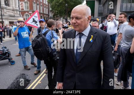 Der Tory-Abgeordnete Iain Duncan-Smith bei der Versammlung der Demonstranten in Westminster, als der Gewinner des Führungsrennens der Konservativen Partei am 5.. September 2022 in London, Großbritannien, bekannt gegeben wird. Liz Truss MP gewann den Wettbewerb und wird die neue Tory-Partei-Führerin und kommende Premierministerin. Stockfoto