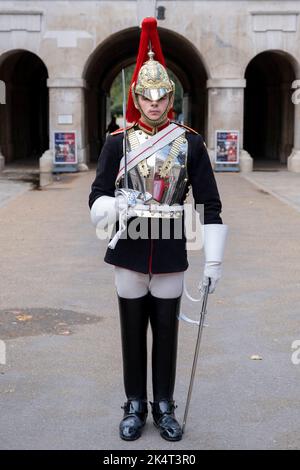 Soldat der Blues and Royals bei der Horse Guards Parade am 6.. September 2022 in London, Großbritannien. The Blues and Royals ist ein Kavallerieregiment der britischen Armee, das zum Household Cavalry Regiment gehört. Im Wesentlichen sind diese Wachen die persönlichen Leibwächter des Monarchen. Hier bei der Horse Guards Parade ist dies eine der größten Attraktionen für den Tourismus in der Stadt und wo der Wachwechsel stattfindet. Stockfoto