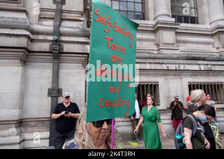Demonstranten versammeln sich in Westminster, als der Gewinner des Führungsrennens der Konservativen Partei am 5.. September 2022 in London, Großbritannien, bekannt gegeben wird. Liz Truss MP gewann den Wettbewerb und wird die neue Tory-Partei-Führerin und kommende Premierministerin. Stockfoto