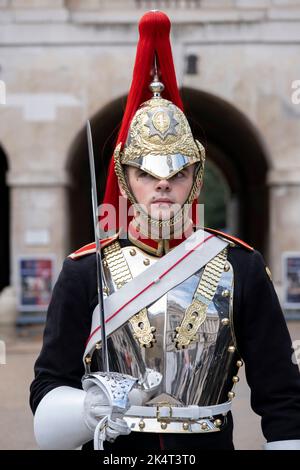 Soldat der Blues and Royals bei der Horse Guards Parade am 6.. September 2022 in London, Großbritannien. The Blues and Royals ist ein Kavallerieregiment der britischen Armee, das zum Household Cavalry Regiment gehört. Im Wesentlichen sind diese Wachen die persönlichen Leibwächter des Monarchen. Hier bei der Horse Guards Parade ist dies eine der größten Attraktionen für den Tourismus in der Stadt und wo der Wachwechsel stattfindet. Stockfoto