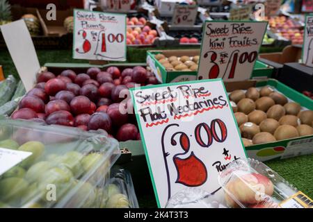 Obst zum Verkauf an einem Stand, der am 6.. September 2022 in London, Großbritannien, ihre Preise auf dem Markt der Berwick Street anzeigt. Der Begriff ‘Lebenshaltungskrise’ stammt aus einem Einkommensrückgang, den das Vereinigte Königreich seit 2021 erlebt hat. Sie wird durch eine Kombination aus hoher Inflation verursacht, die über den Lohnerhöhungen liegt, und Steuererhöhungen, die das Einkommen vieler Menschen und Haushalte gedrückt haben. Stratford ist heute das wichtigste Einkaufs-, Kultur- und Freizeitzentrum von East Londons. Es hat sich auch zum zweitwichtigsten Wirtschaftsstandort im Osten der Hauptstadt entwickelt. Stockfoto