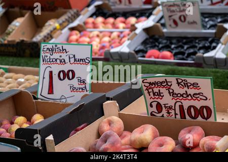 Obst zum Verkauf an einem Stand, der am 6.. September 2022 in London, Großbritannien, ihre Preise auf dem Markt der Berwick Street anzeigt. Der Begriff ‘Lebenshaltungskrise’ stammt aus einem Einkommensrückgang, den das Vereinigte Königreich seit 2021 erlebt hat. Sie wird durch eine Kombination aus hoher Inflation verursacht, die über den Lohnerhöhungen liegt, und Steuererhöhungen, die das Einkommen vieler Menschen und Haushalte gedrückt haben. Stratford ist heute das wichtigste Einkaufs-, Kultur- und Freizeitzentrum von East Londons. Es hat sich auch zum zweitwichtigsten Wirtschaftsstandort im Osten der Hauptstadt entwickelt. Stockfoto