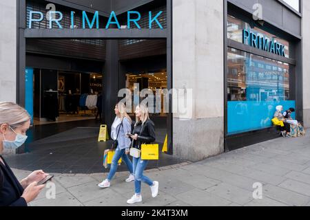 Einkäufer und Besucher im Primark Out auf der Oxford Street am 7.. September 2022 in London, Großbritannien. Die Oxford Street ist ein großes Einkaufszentrum im West End der Hauptstadt und mit rund einer halben Million Besuchern täglich die verkehrsreichste Einkaufsstraße Europas, die rund 300 Geschäfte, von denen die meisten Mode- und Bekleidungsgeschäfte sind, besucht. Stockfoto