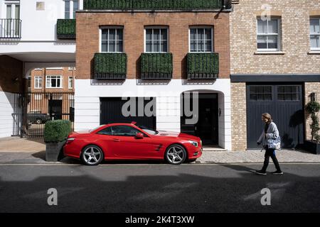 Red Mercedes parkte am 7.. September 2022 vor einem Grundstück in der Pavillion Road in Knightsbridge in London, Großbritannien. Diese Gegend im Westen Londons in der City of Westminster und im Royal Borough of Kensington and Chelsea ist bekannt für ihre sehr teuren Wohnimmobilien und gehört zu den reichsten Bezirken der Welt. Stockfoto