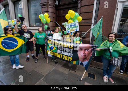 Brasilianische Demonstranten versammeln sich am 7.. September 2022 vor dem brasilianischen Generalkonsulat in London / Consulado-Geral do Brasil em Londres zur Unterstützung ihres Präsidenten Bolsonaro in London, Großbritannien. Die Demonstranten skandierten gegen die BBC, die sie fälschlicherweise über Bolsonaro berichteten, während sie für seine Politik, einschließlich der Wirtschaft, und für seine Wiederwahl im Jahr 2022 riefen. Stockfoto