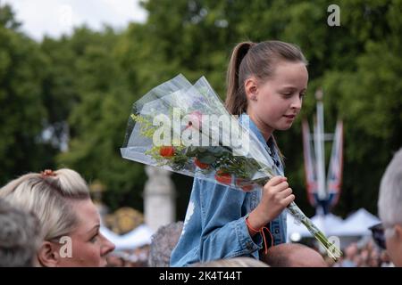 Tausende von Menschen versammeln sich im Buckingham Palace, um Blumen zu legen und die Atmosphäre der Geschichte nach dem Tod von Königin Elizabeth II. Und der Proklamation des neuen Königs Charles III. Am 10.. September 2022 in London, Großbritannien, zu erleben. Die Königin, die 96 Jahre alt war, regierte 70 Jahre lang als Monarch des Vereinigten Königreichs und des Commonwealth. Stockfoto