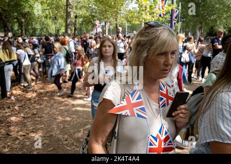 Nach dem Tod von Königin Elizabeth II. Strömen immer noch Menschenmassen in die Mall, um den neuen Monarchen König Charles III. Am 11.. September 2022 in London, Großbritannien, zu feiern. In den vergangenen Tagen versammelten sich in der Nähe des Buckingham Palastes zehntausende Menschen aus der Öffentlichkeit und gute Menschen, um die Atmosphäre und die Geschichte der Entstehung zu erleben, ihren Respekt zu zollen und Blumen an verschiedenen improvisierten Orten in der Nähe zu bringen. Stockfoto