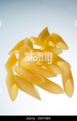 Ungekochte Mezze Penne Rigate, Pasta, Lebensmittel Und Nahrungen, Italien, Europa Stockfoto