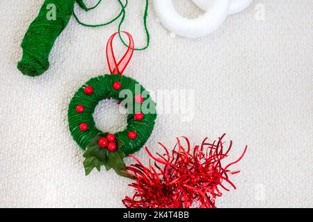 Kinder Weihnachtsbasteln von Schneemann und Kranz Ornamente mit Polystyrol, Schnur, Pfeifenreiniger und mehr. Stockfoto