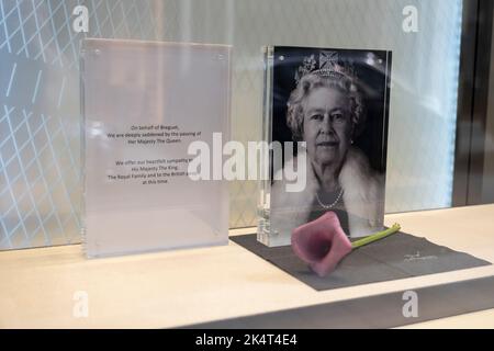 Das Bild der Königin im Schaufenster von Breguet nach dem Tod von Königin Elizabeth II. Wurde am 12.. September 2022 in London, Großbritannien, als Zeichen des Respekts hinterlassen. Das Gesicht der inzwischen verstorbenen Königin wird für die folgenden Jahrhunderte ein bleibendes Bild sein. Stockfoto