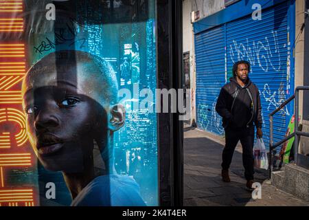 London, Großbritannien. Sept 29 2022 .Black caribbean Mann in High Street Lewisham , hat eine der größten schwarzen Karibik Bevölkerung . Stockfoto