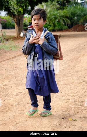 Pune, Indien - 21. September 2022, Unidentifiziertes indisches Dorfmädchen mit Schultasche geht zur Schule. Stockfoto