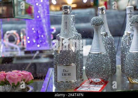 London, Großbritannien. September 29 2022. Gefälschte Dior Sektflasche aus funkelndem Silber im Lewisham Catford Shopping Centre. Stockfoto