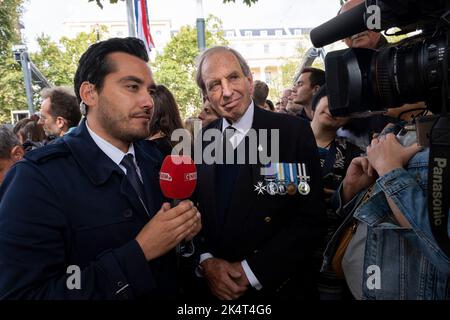 Menschenmassen versammeln sich vor der Prozession des Sarges, der Königin Elizabeth II. Trägt, während er vom Buckingham Palace zur Westminster Hall führt, um am 14.. September 2022 in London, Großbritannien, im Bundesstaat zu liegen. Stockfoto