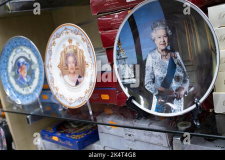Bild der Königin, das nach dem Tod von Königin Elizabeth II. Am 12.. September 2022 in London, Großbritannien, auf Souvenirplatten in einem Souvenirshop verwendet wurde. Das Gesicht der inzwischen verstorbenen Königin wird über Jahrhunderte hinweg ein bleibendes Bild sein, und zweifellos wird es bei solchen Gegenständen weiterhin verkauft werden können. Stockfoto