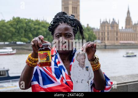 Anmut von London ist eine der ersten, die nach dem Tod von Königin Elizabeth II. Am 13.. September 2022 in London, Großbritannien, den Sarg der Königinnen im Staat liegen sehen. Die Schlange hat begonnen, sich zu bilden und ist nur eine Handvoll Menschen lang, und die derzeit durch die Anzahl der Medien bei weitem überwiegt, wird geschätzt, dass sie sich auf eine 30-Stunden-, 3-Meilen-Reihe von Trauernden aufbauen wird. Es werden Hunderttausende erwartet. Stockfoto