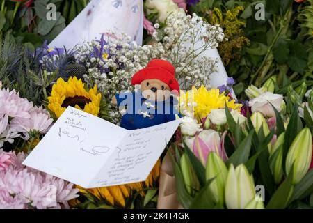 Im Regen versammeln sich die Mitglieder der Öffentlichkeit, um Blumen, Karten und Blumengeschenke zu legen und nach dem Tod von Königin Elisabeth II. In einem temporären Gedenkgarten im Green Park ihren Respekt zu zollen. Und die Proklamation des neuen Königs Karl III. Am 13.. September 2022 in London, Großbritannien. Die Größe und das Volumen der Blumen, die als Denkmal für die Königin hinterlassen wurden, zeigen die Tiefe des Gefühls, das die Menschen für den verstorbenen Monarchen haben. Stockfoto