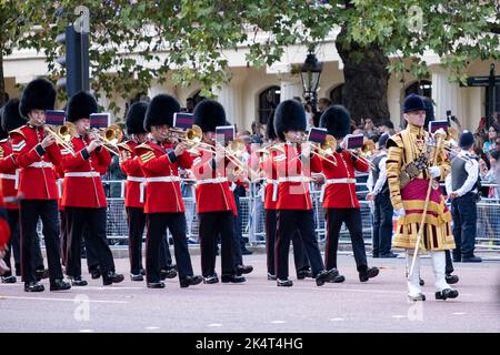 Band der Grenadier Guards während der Prozession des Sarges, der Königin Elizabeth II. Trug, als er vom Buckingham Palace zur Westminster Hall führte, weil er am 14.. September 2022 in London, Großbritannien, im Staat lag. Der Sarg, der mit der Königlichen Standard- und Staatskrone bedeckt war, wurde auf einem von der Königstruppe der Königlichen Pferdebilllerie umgebenen Waffenwagen bewegt, der von der Grenadier-Garde umzingelt wurde. Stockfoto