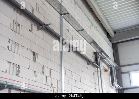 Rohre im Bau, sichtbare Wasserrohre in der Wand. Stockfoto