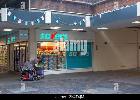 London, Großbritannien. Sept 29 2022 .Savers Supermarkt mit Kunden im Rollstuhl . Einkaufszentrum Lewisham Catford . Stockfoto