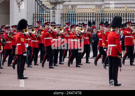 Militärprozession am 19.. September 2022 in London, Großbritannien, vorbei am Buckingham-Palast bei der Staatsfuneral von Königin Elizabeth II. 11 Tage nach der Bekanntgabe des Verstorbenen der Königin versammelten sich Hunderttausende Menschen im Zentrum Londons, um der Trauerprozession beizuwohnen. Stockfoto