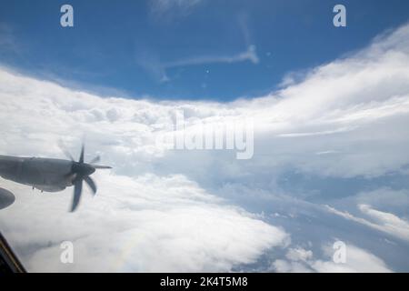 Keesler Air Force Base, Mississippi, USA. 27. September 2022. Ein WC-130J Super Hercules Flugzeug, das dem Wetteraufklärungsgeschwader 53. zugewiesen wurde, fliegt im Auge des 27. September 2022, dem Unwetters Ian. Ian wird voraussichtlich in Florida landen, nachdem er die Hurrikanbedingungen nach Kuba gebracht hat. Quelle: U.S. Air Force/ZUMA Press Wire Service/ZUMAPRESS.com/Alamy Live News Stockfoto