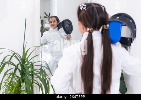 Kleines Mädchen in einem Fechtanzug Stockfoto