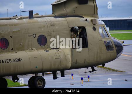 Rochester, New York, USA. 28. September 2022. Ein Besatzungsmitglied von B Company, 3. Bataillon, 126. Aviation Regiment, NY National Guard Taxis zur Hauptpiste am Greater Rochester International Airport, Rochester NY, September 28 2022. Soldaten und Besatzung wurden zur Unterstützung von Notfallmaßnahmen in Florida gerufen, die durch den US-Bundesstaat Ian eingeleitet wurden. Air National Guard Foto von 1. LT. Jason Carr Quelle: U.S. National Guard/ZUMA Press Wire Service/ZUMAPRESS.com/Alamy Live News Stockfoto