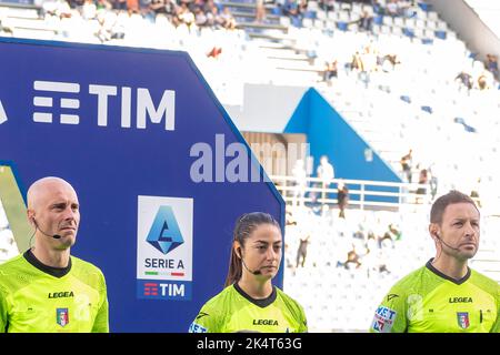 Mauro Vivanzi (Line Referee)Maria Sole Ferrieri Caputi (Referee) Sergio Ranghetti (Line Referee) während des "Serie A"-Spiels zwischen Sassuolo 5-0 Salernitana am 2. Oktober 2022 im Mapei Stadium in Reggio Emilia, Italien. Quelle: Maurizio Borsari/AFLO/Alamy Live News Stockfoto