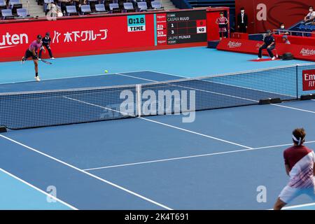 Tokio, Japan. 4. Oktober 2022. (L) Jaume MUNAR (ESP) bedient sich gegen Casper RUUD (NOR) während ihres Einzel-1.-Runden-Spiels bei den Rakuten Japan Open Tennis Championships 2022 im Ariake Coliseum. Das Turnier findet vom 1. Bis 9. Oktober statt. J. Munar gewann 6:3, 6:3. (Bild: © Rodrigo Reyes Marin/ZUMA Press Wire) Bild: ZUMA Press, Inc./Alamy Live News Stockfoto