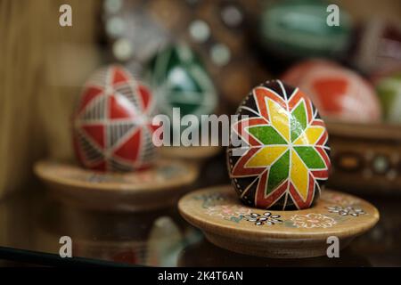 Schönes ukrainisches Osterei Pysanky. Eierverzierung in slawischer Kultur. Stockfoto