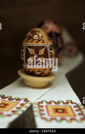 Schönes ukrainisches Osterei Pysanky. Eierverzierung in slawischer Kultur. Stockfoto