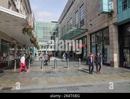 Der Eingang zur Old Town Street zum überdachten Einkaufsviertel Drake Circus in Plymouth. Okt. 2022. Stockfoto