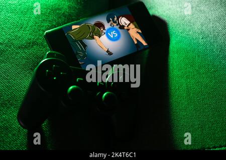 Gamer-Arbeitsraum-Konzept. Gaming-Setup. Draufsicht auf eine Gaming-Ausrüstung, Joystick und ein Smartphone Stockfoto