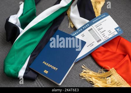 Pass der Vereinigten Arabischen Emirate mit Nationalflagge auf grauem Hintergrund Stockfoto